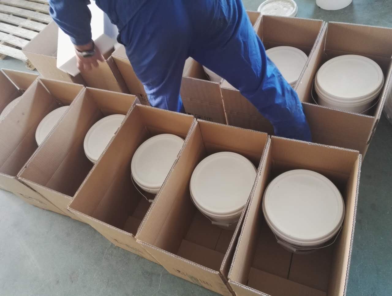 北京耐默公司作為專業生產耐磨陶瓷涂料廠家,在此介紹耐磨陶瓷涂料、耐磨防腐涂料、防腐陶瓷涂料、耐磨陶瓷涂層、防腐耐磨涂料相關知識,希望對大家會有幫助。 防腐陶瓷涂料是陶瓷涂料的一種,隨著現代工業等方面對抗化學、生物腐蝕性的需求的增加,逐漸對傳統的陶瓷涂料的抗腐蝕性進行進一步提升,雖然還具有抗高溫,高硬度等特點,但其主要以抗腐蝕性為主要性能。以下為根據耐化學和耐生物2種腐蝕性的分類: (1)耐生物防腐陶瓷涂料。主要是通過對附著于涂層表面的微生物的消滅或產生不利于其生存的表面來進行工作的。而其原理是利用了陶瓷涂 北京耐默公司作為專業生產耐磨陶瓷涂料廠家,在此介紹耐磨陶瓷涂料、耐磨防腐涂料、防腐陶瓷涂料、耐磨陶瓷涂層、防腐耐磨涂料相關知識,希望對大家會有幫助。 防腐陶瓷涂料是陶瓷涂料的一種,隨著現代工業等方面對抗化學、生物腐蝕性的需求的增加,逐漸對傳統的陶瓷涂料的抗腐蝕性進行進一步提升,雖然還具有抗高溫,高硬度等特點,但其主要以抗腐蝕性為主要性能。以下為根據耐化學和耐生物2種腐蝕性的分類: (1)耐生物防腐陶瓷涂料。主要是通過對附著于涂層表面的微生物的消滅或產生不利于其生存的表面來進行工作的。而其原理是利用了陶瓷涂